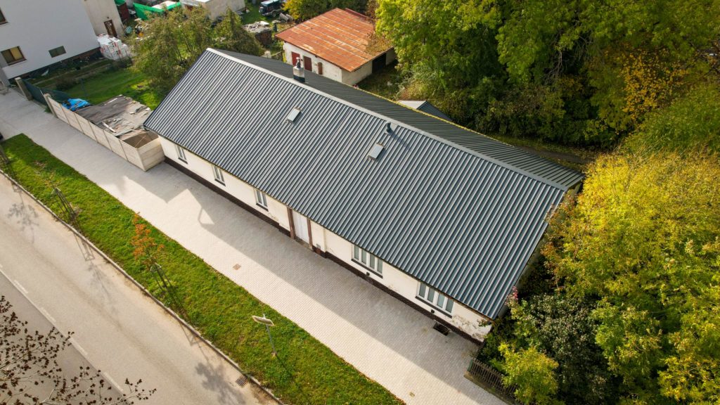 Drážní budova Okříšky-Nocležny - realizace Pělucha Střechy