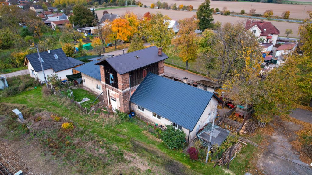 Vodárna a drážní budova Golčův Jeníkov - realizace Pělucha Střechy